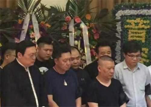 郭德纲祭拜恩师表情严肃