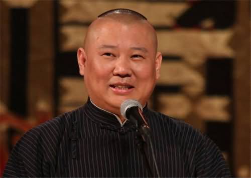 郭德纲祭拜恩师表情严肃