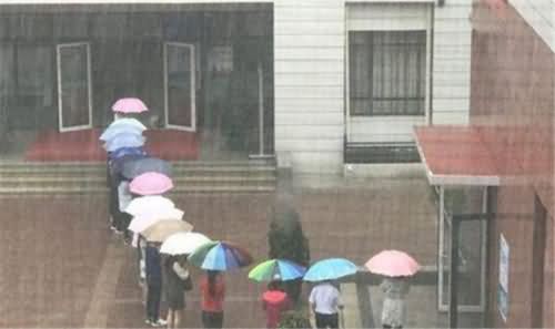 老师排队搭起伞廊 老师排队搭起伞廊