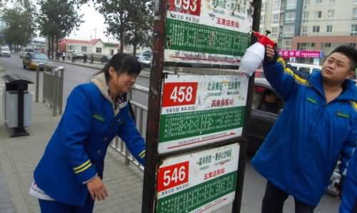 广告霸占公交站牌
