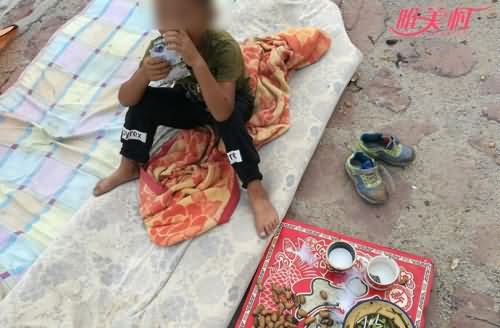 男孩捕鱼虾为生 男孩捕鱼虾为生