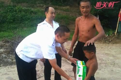 男孩捕鱼虾为生 男孩捕鱼虾为生