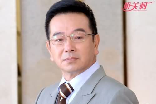 张晨光眼镜西装显严肃 张晨光眼镜西装显严肃