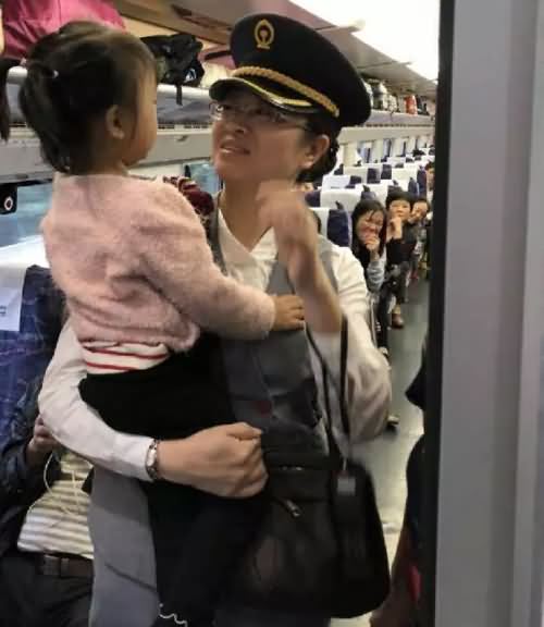 女童动车上险丢命 喝水因姿势不当抽搐晕厥毫无反应