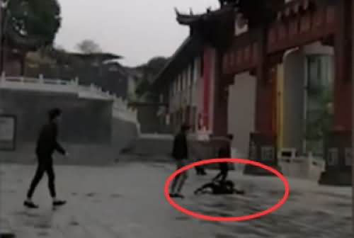 围观打架被打晕 围观打架被打晕