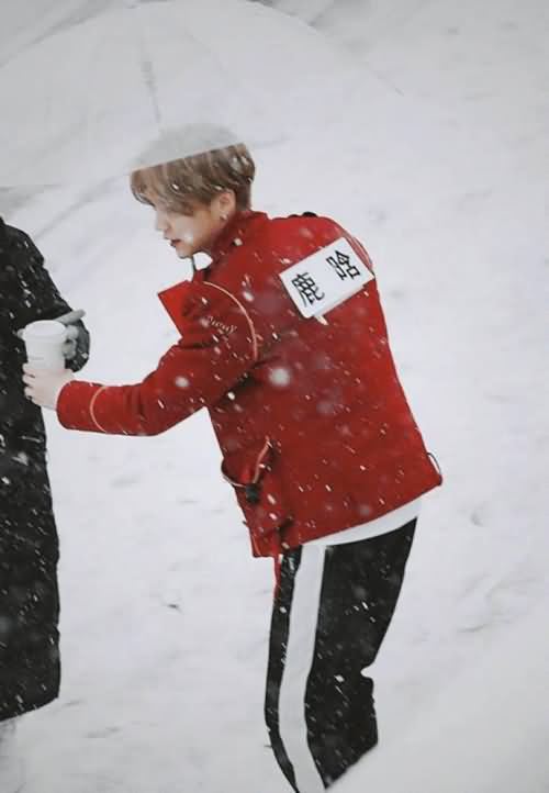 鹿晗雪地撑伞喝咖啡 鹿晗雪地撑伞喝咖啡