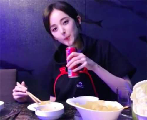 古力娜扎吃火锅卖萌 古力娜扎吃火锅卖萌