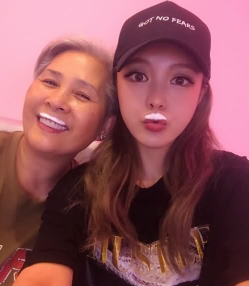 周扬青与准婆婆的合照 周扬青与准婆婆的合照