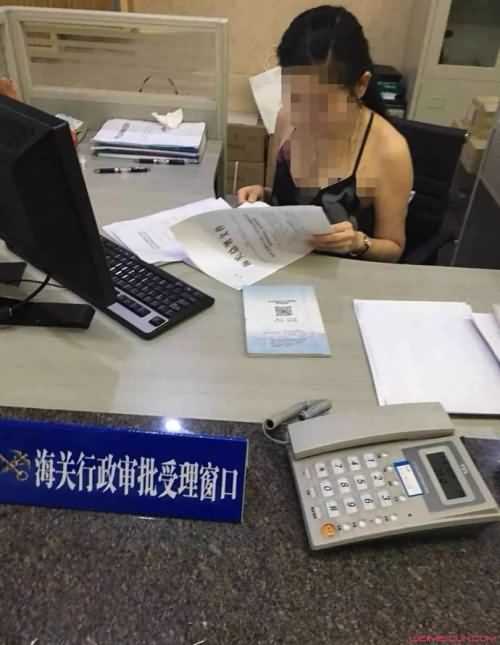 女子穿吊带裙工作被拍