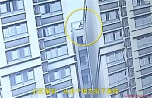 孩子楼顶扔水泥 孩子楼顶扔水泥