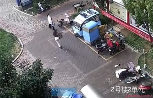 电动车被水泥砸烂 电动车被水泥砸烂