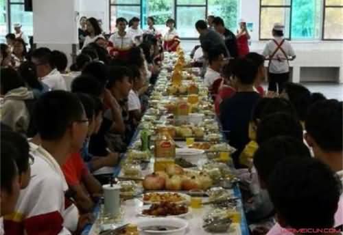 贵阳一中学生饭堂就餐 贵阳一中学生饭堂就餐