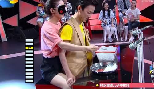 何炅摸赵丽颖大腿