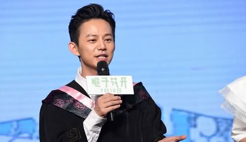 何炅摸赵丽颖大腿