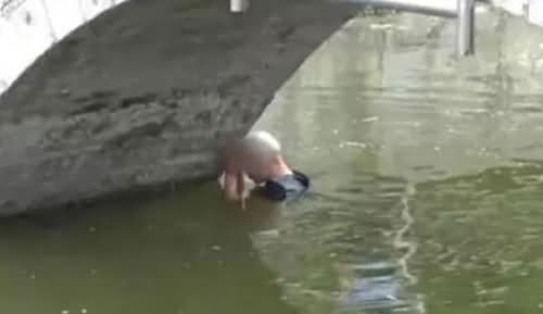 小伙失恋酒后跳河