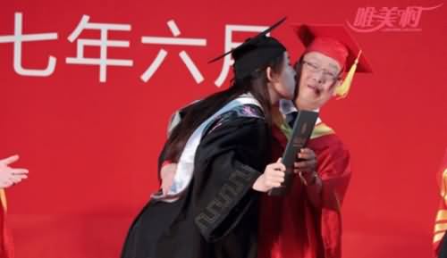 女学生毕业亲校长