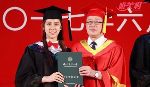 女学生毕业亲校长