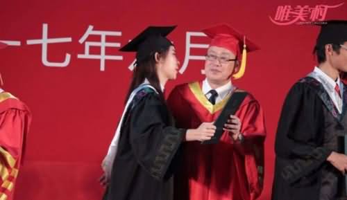 女学生毕业亲校长