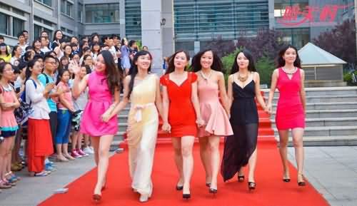 毕业生盛装走红毯颜值获赞 带给你一个不一样的毕业典礼