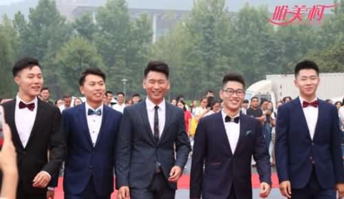 毕业生盛装走红毯 毕业生盛装走红毯