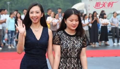 毕业生盛装走红毯 毕业生盛装走红毯