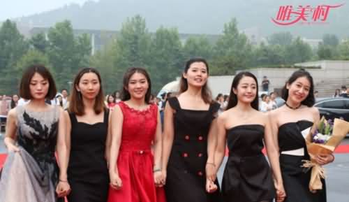 毕业生盛装走红毯 毕业生盛装走红毯