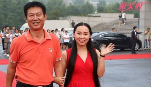 毕业生盛装走红毯 毕业生盛装走红毯