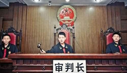 男子法庭推倒妻子 男子法庭推倒妻子