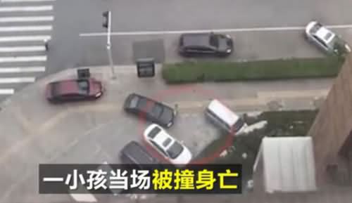 男子发狂驾车冲撞