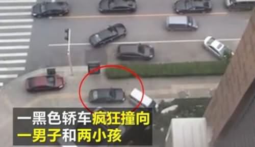 男子发狂驾车冲撞