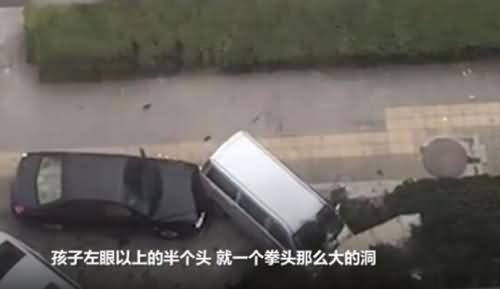 男子发狂驾车冲撞