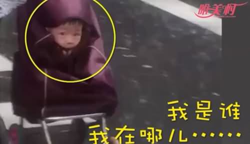 暴雨孩子塞买菜车