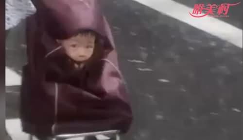暴雨孩子塞买菜车