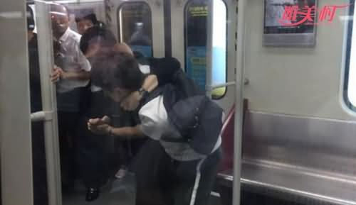 两男子地铁斗殴