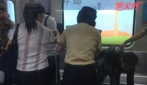 两男子地铁斗殴