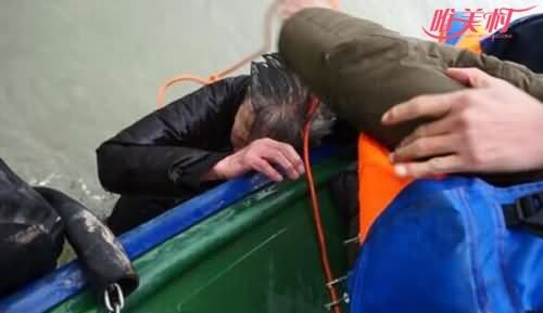 老太落水老汉相救 老太落水老汉相救