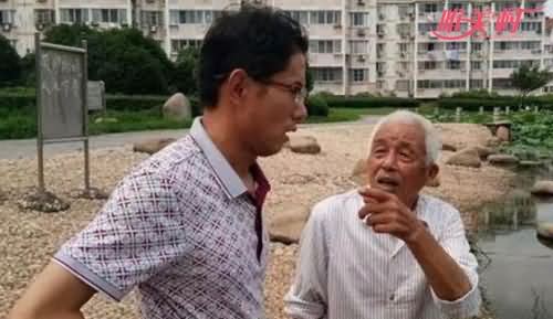 老太落水老汉相救 老太落水老汉相救