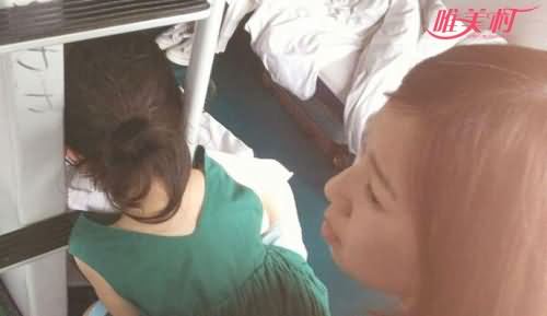 女孩头卡卧铺扶梯
