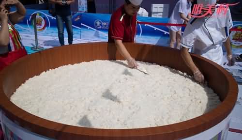 吉林千人同吃拌饭
