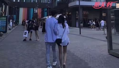 豆得儿牵帅哥现身 豆得儿牵帅哥现身