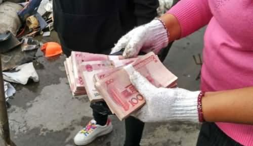 夫妻误扔5万货款 贷款放黑色塑料袋被糊涂丈夫扔掉幸找回