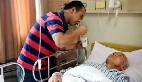 男子撞倒散步老人