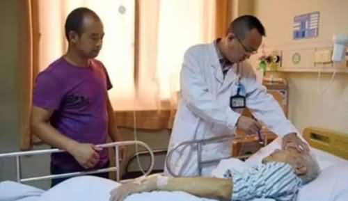 男子撞倒散步老人
