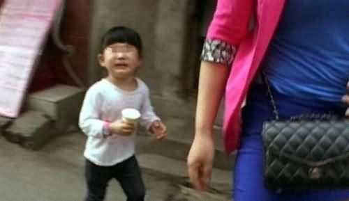 3岁女童被人捡走