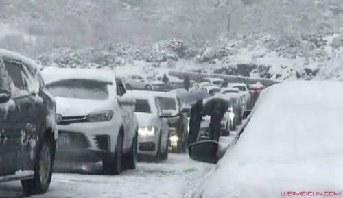 游客被困折多山 十一出行突遇暴雪现场危情及照片曝光