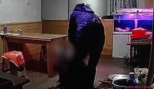 老人被护工拖拽