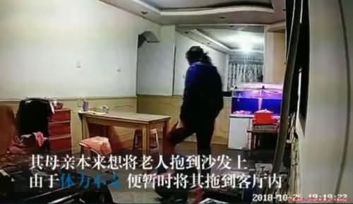 老人被护工拖拽