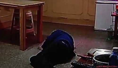 老人被护工拖拽