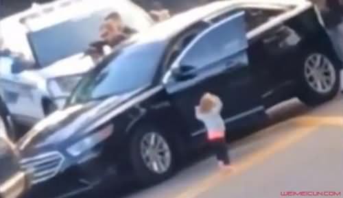 2岁女童主动投降