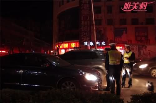 交警查车
